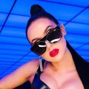 Quay x Jaclyn Hill Very Busy Shield Sunglasses NWT